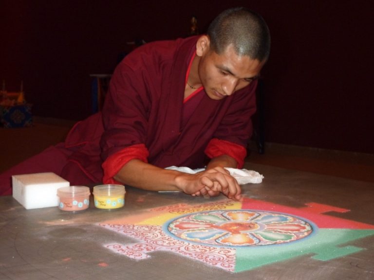 Ein echtes buddhistisches Mandala im eigenen Wohnzimmer ? – Michael